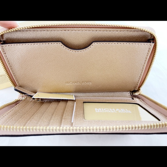 SALE🎁💕 Michael Kors Phone wristlet - Picture 7 of 7